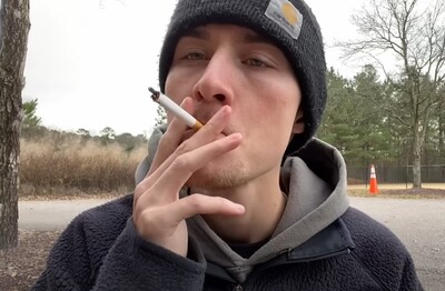 Лечение зависимости от табакокурения в Чкаловске Мужчина с сигаретой делает затяжку